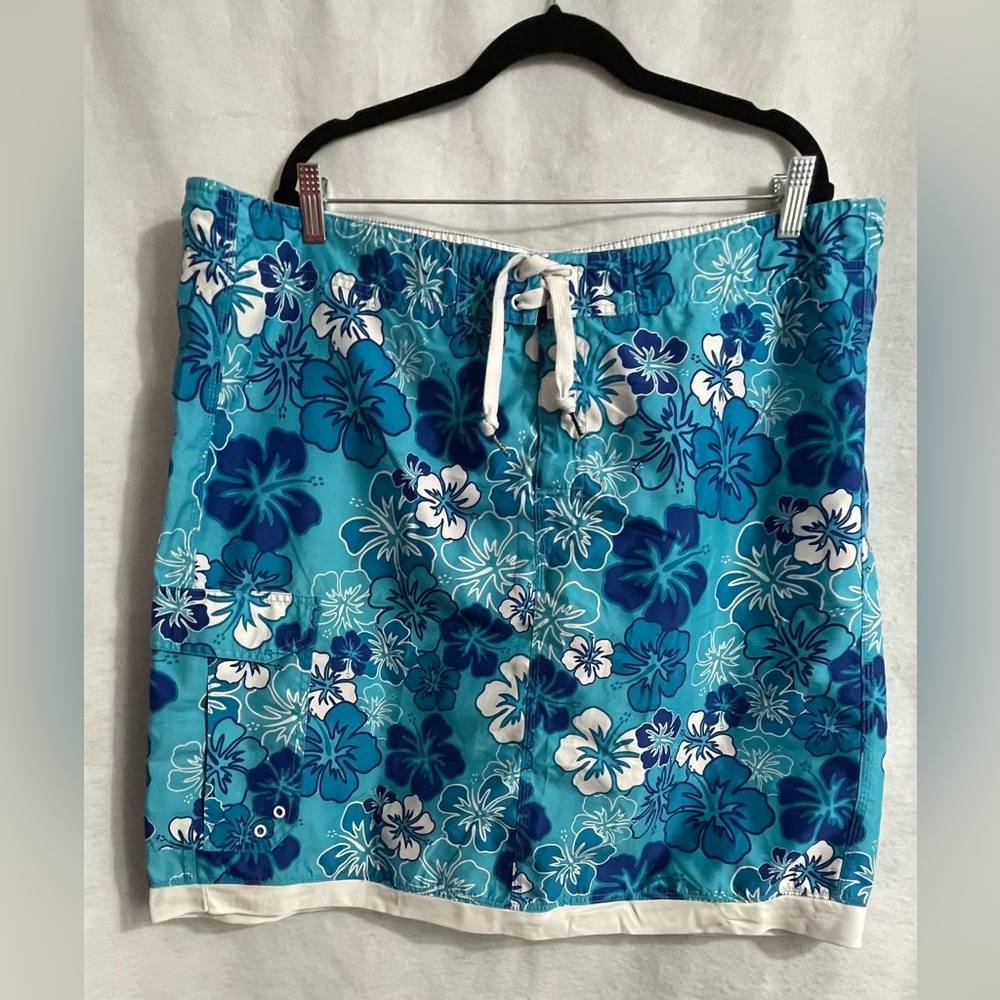 Short swim skirt with flowers